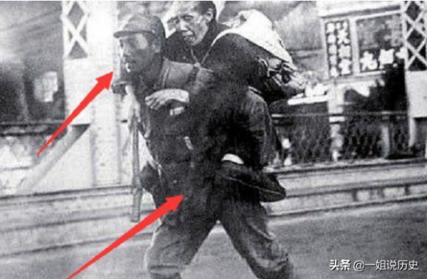 日本侵華一張擺拍宣傳照,日本兵炮火中救老大娘?照片漏洞百出 日本侵華一張擺拍宣傳照,日本兵炮火中救老大娘?照片漏洞百出