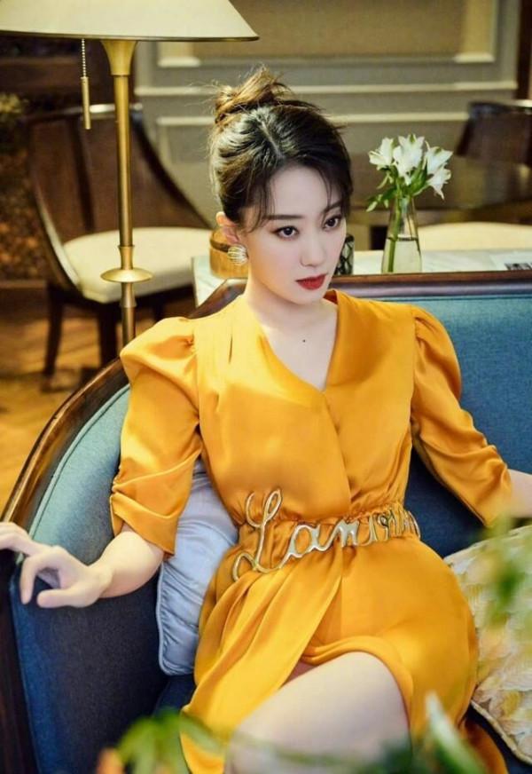 果然是“紅氣養人”，張小斐黃裙造型出席活動，氣質提升了不少