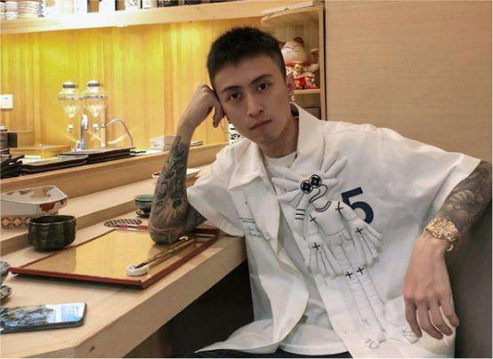 網遊中的史詩級戰役，一人對抗整支隊伍，萬人圍攻一滴血沒掉