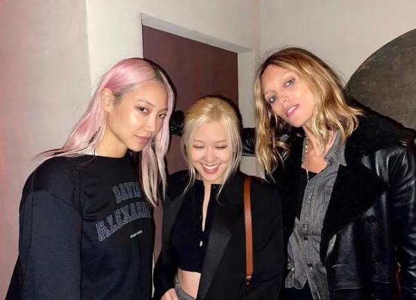 人間YSL認證?BLACKPINK Rosé現身紐約街頭,金髮韓風再拍時尚大片 人間YSL認證?BLACKPINK Rosé現身紐約街頭,金髮韓風再拍時尚大片