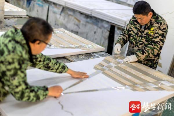 二百多名畫工，流水線作業一人一筆畫	油畫
中國最大油畫複製工廠竟然就“躲”在周莊