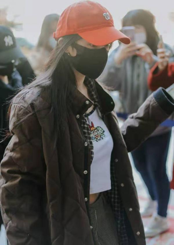 楊冪把土味穿成時尚，奶奶風棉服搭露臍吊帶，“外冬內夏”秀身材