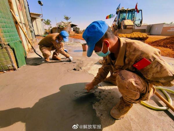 我維和官兵為塞內加爾警察部隊翻修防空掩體