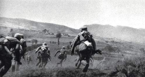 日少將佔荒村合影留念，被三個神槍手盯上，合影後腦袋被打成漏勺