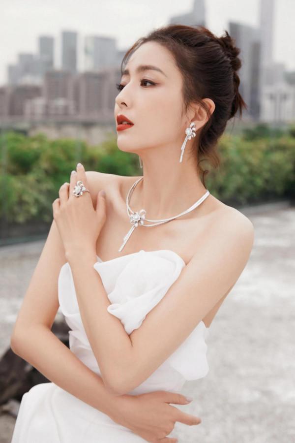 佟麗婭～白色連衣裙輕盈自若，至臻優雅