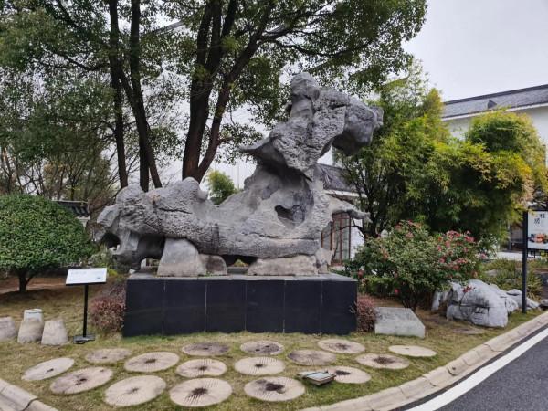 白牆黛瓦，庭院幽深