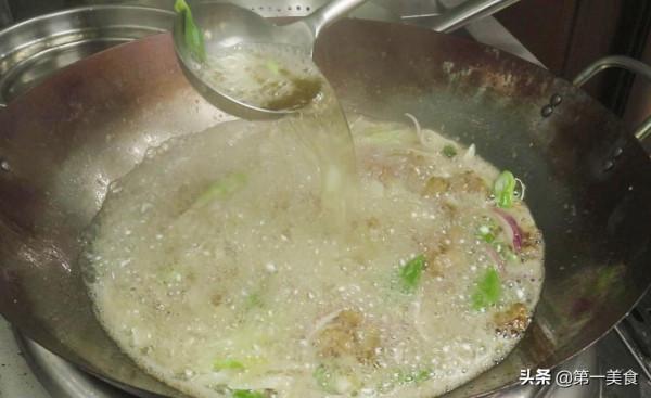 熬豬油，加油熬時，記得要多加3樣料，豬油熬好白淨香濃沒腥味