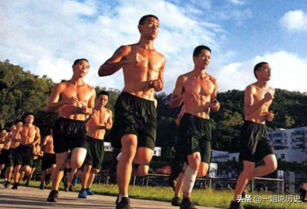 當兵時八塊腹肌是標配，退伍10年後再相見，有的已認不出