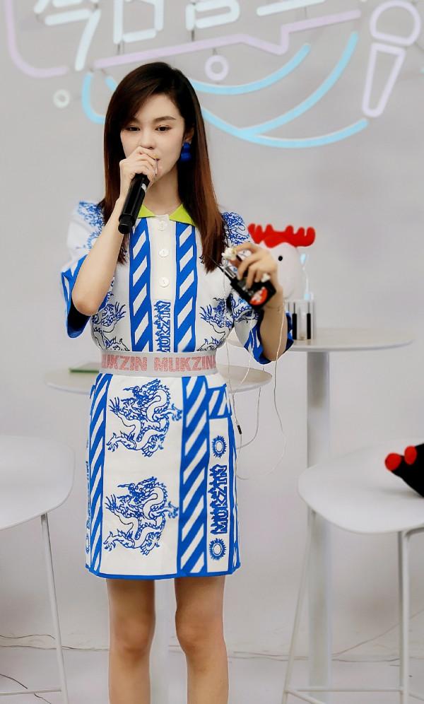 鬱可唯好會穿,一襲青花瓷連衣裙清新減齡,配短靴“漫畫腿”迷人 鬱可唯好會穿,一襲青花瓷連衣裙清新減齡,配短靴“漫畫腿”迷人