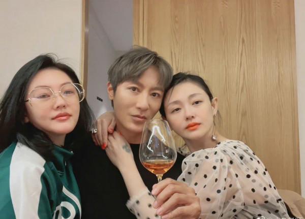 大S離婚後玩瘋了，穿薄紗上衣緊摟異性不避嫌，雙眼無神暴露傷感