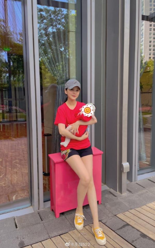 王燦曬全家福慶中秋,杜淳懷抱5個月大女兒,一臉慈父笑好幸福 王燦曬全家福慶中秋,杜淳懷抱5個月大女兒,一臉慈父笑好幸福