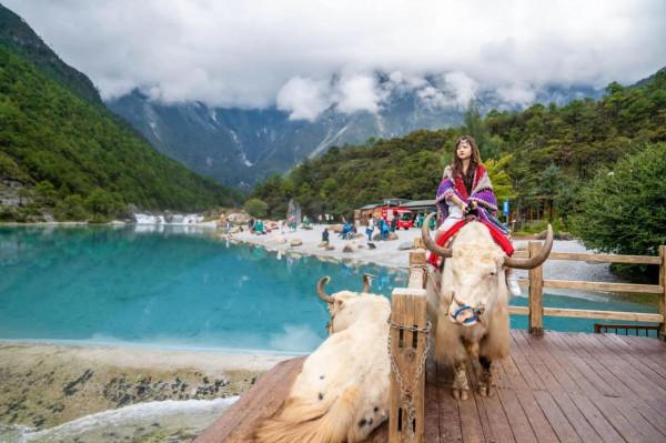 玉龍雪山腳下的隱秘山谷，消失地平線裡的藍月亮山谷真的很美很美