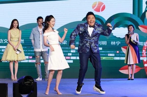 李沁雖然瘦瘦的，但和劉亦菲氣質相差不大，穿短裙很可愛