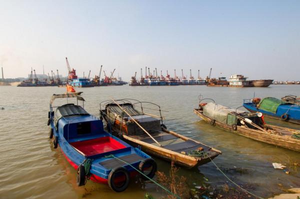 九江&OpenCurlyDoubleQuote;黑道教父&rdquo;的百億帝國：壟斷鄱陽湖採砂，為洗白一邊做&OpenCurlyDoubleQuote;大哥&rdquo;一邊做慈善，出事後捐建的學校摳掉名字