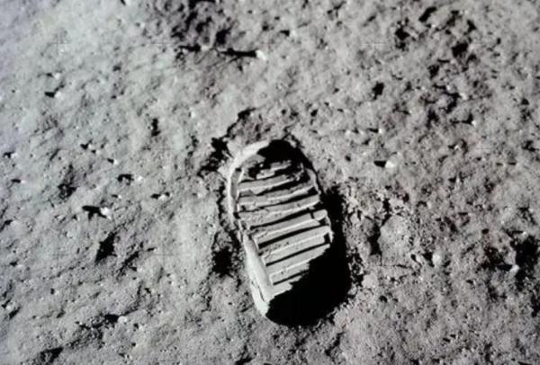 嫦娥五號返回艙被燒得幾乎成了煤球，它在回來時經歷了什麼？