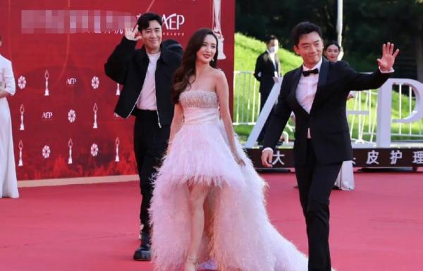 佟麗婭現身北影節,被贊是全場最亮眼女星,生圖碾壓Angelababy 佟麗婭現身北影節,被贊是全場最亮眼女星,生圖碾壓Angelababy