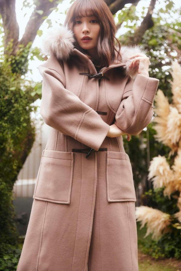 人造毛皮連帽粗呢大衣，絨毛連帽在臉部周圍營造出華麗的外觀