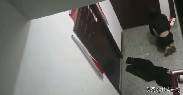 愛得卑微!四川女子凌晨在“男友”家門前跪求開門,門卻沒有開 愛得卑微!四川女子凌晨在“男友”家門前跪求開門,門卻沒有開