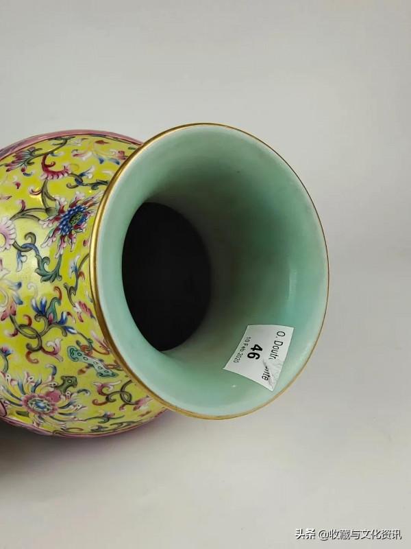 清嘉慶款黃地粉彩包袱瓶鑑賞