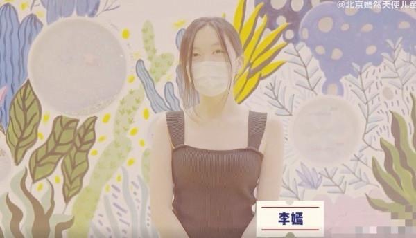 李嫣現身醫院繪畫，展露藝術家天賦，穿黑色吊帶辣妹風十足