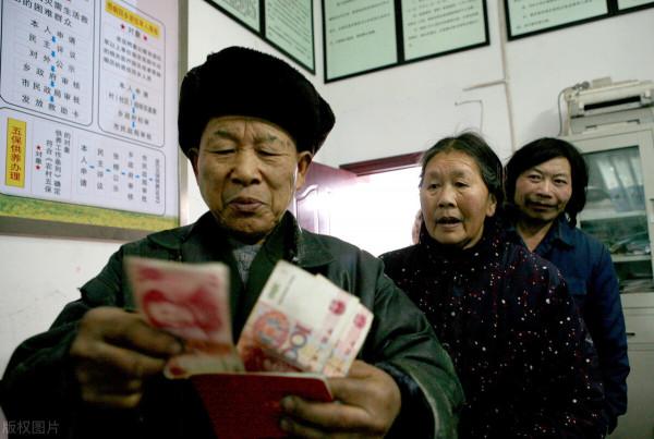 8地漲幅過百，又一地農村低保將上調，每月950元！3類人或遭清退