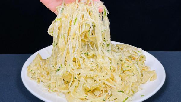 早餐店的手抓餅為什麼好吃？40年老阿姨教你做，詳解秘訣技巧