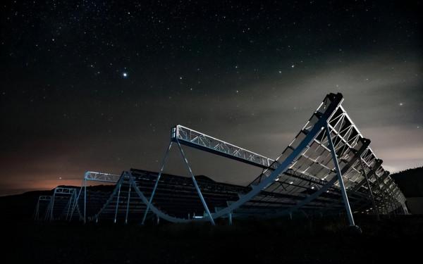 地球收到13億光年外傳來的強烈訊號,重複傳送51次,要不要回復? 地球收到13億光年外傳來的強烈訊號,重複傳送51次,要不要回復?