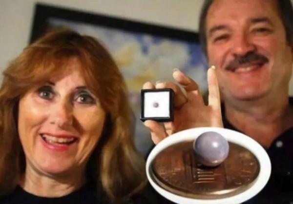 2007年他在餐館吃蛤蜊時吃出一顆珍珠，1個月後價格漲到16萬