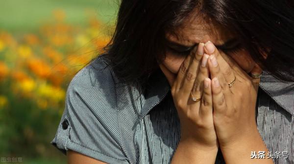 小乞丐碰瓷行駛中的汽車,無意間發現竟然是自己失散三年的兒子 小乞丐碰瓷行駛中的汽車,無意間發現竟然是自己失散三年的兒子