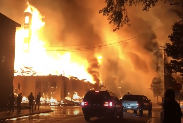 槍殺暴徒的少年判無罪，全美竟震怒？多城抗議，波特蘭陷打砸搶燒