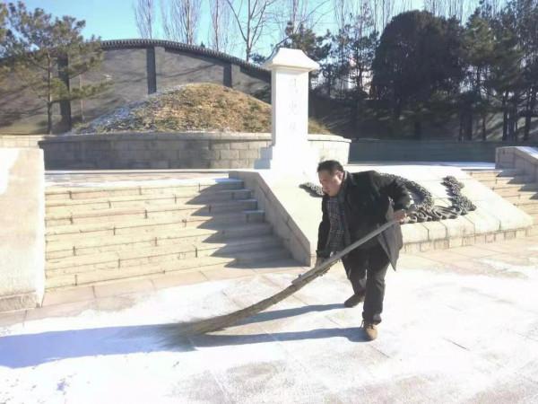 外國人祭拜旅順萬忠墓的幾張照片