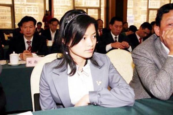 還記得曾說我是導遊先救乘客的文花枝嗎？後來在毛主席家鄉當書記