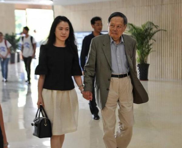 楊振寧百歲華誕真隆重!被人攙扶卻精神抖擻,嬌妻穿紅裙美成主角 楊振寧百歲華誕真隆重!被人攙扶卻精神抖擻,嬌妻穿紅裙美成主角