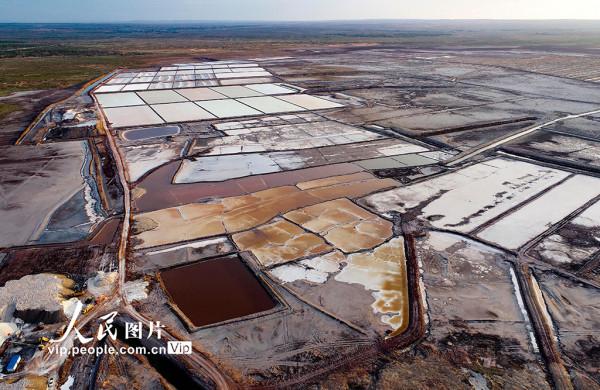 內蒙古鄂爾多斯：古鹽湖扮靚高原