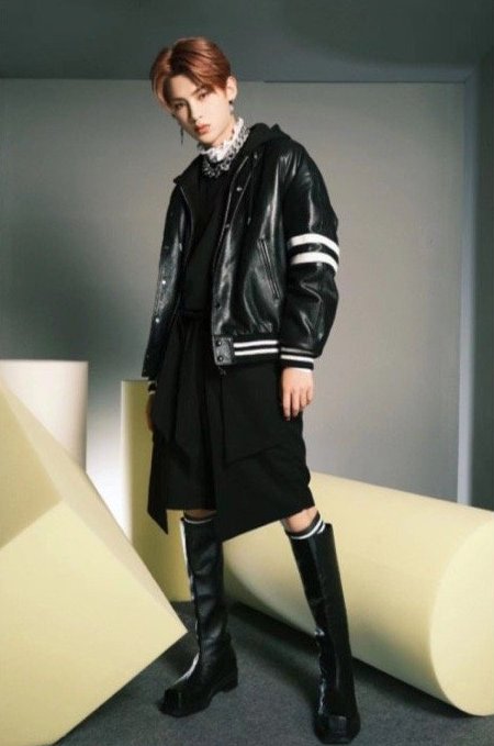 穿長裙、塗指甲油的boy黃明昊，男生還能這麼搭