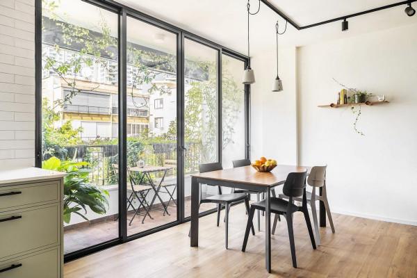 陽臺封不封，我說了算！不封了，護欄上打造包圍式花園，顏值很高