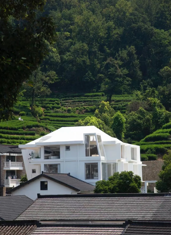 杭州民宿圈又一新作!270°落地玻璃躺看茶園,私享西湖邊避世秘境 杭州民宿圈又一新作!270°落地玻璃躺看茶園,私享西湖邊避世秘境