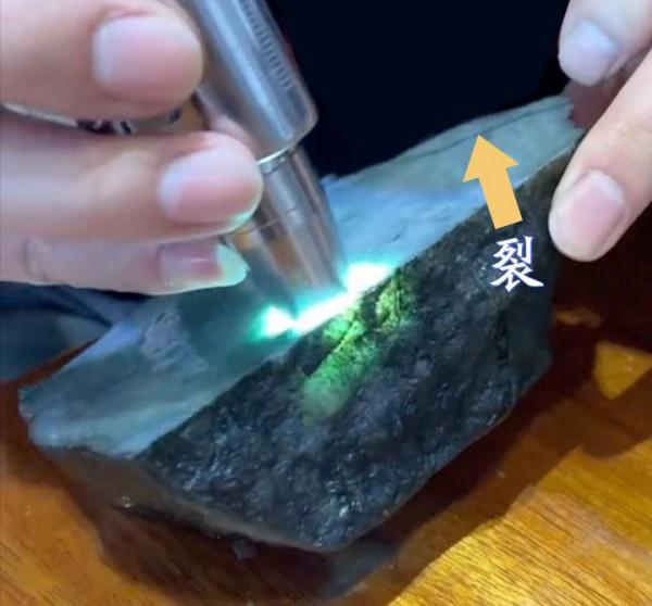 中千的黑石頭,切出多條手鐲 中千的黑石頭,切出多條手鐲