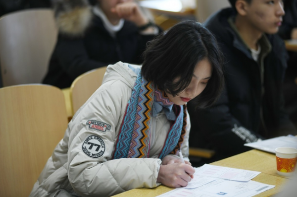 某大學小情侶操場“秀恩愛”,摟抱親吻,引得上百名同學觀看 某大學小情侶操場“秀恩愛”,摟抱親吻,引得上百名同學觀看