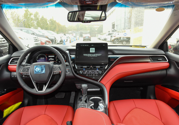 試完帕薩特，再試凱美瑞，發現德系和日系的定位，確實有所不同