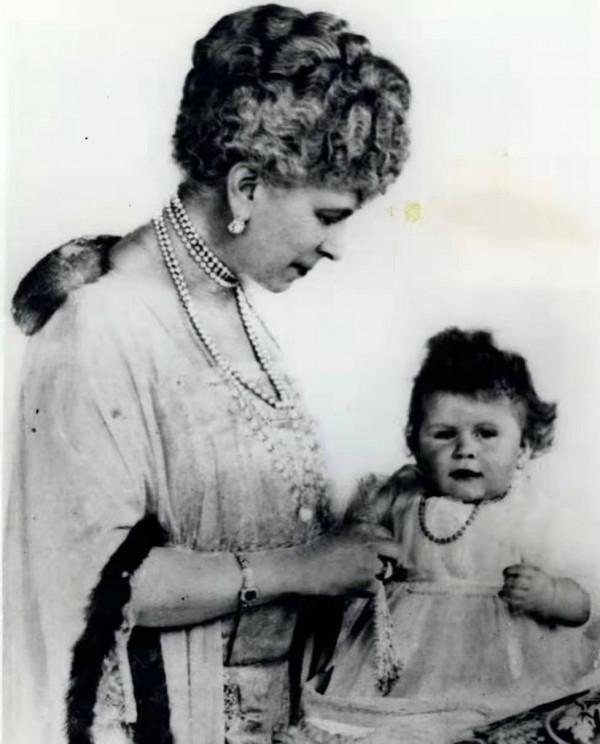 英女王的手鍊好精美，有條十幾歲就開始戴，還有個在她一歲照片上