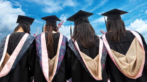 上完大學，如果家裡沒背景和實力，儘量去大城市別回家鄉，贊同嗎