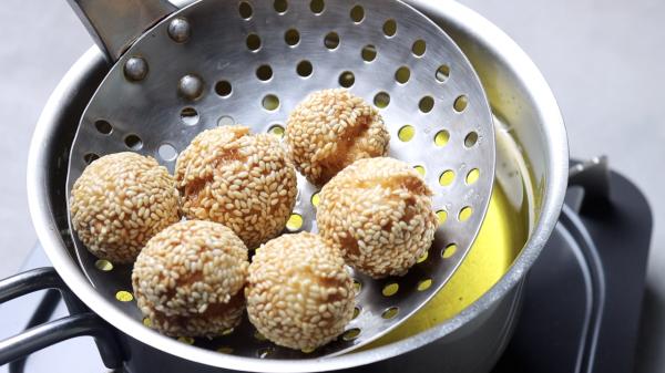 這才是笑口棗的傳統做法,外酥裡嫩,不加一滴水,涼了也酥脆 這才是笑口棗的傳統做法,外酥裡嫩,不加一滴水,涼了也酥脆