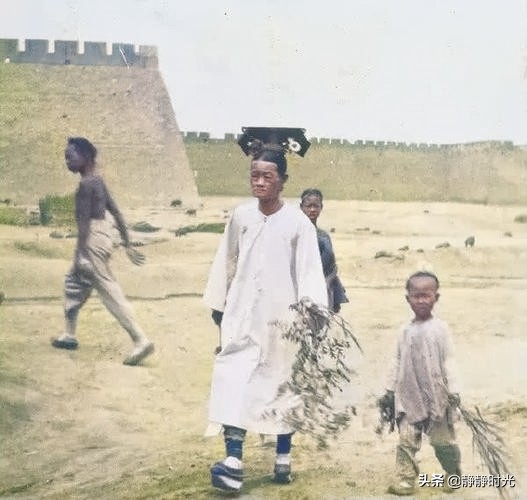 晚清老照片：旗人女子酷似如今名人，衙役摁倒犯人行刑