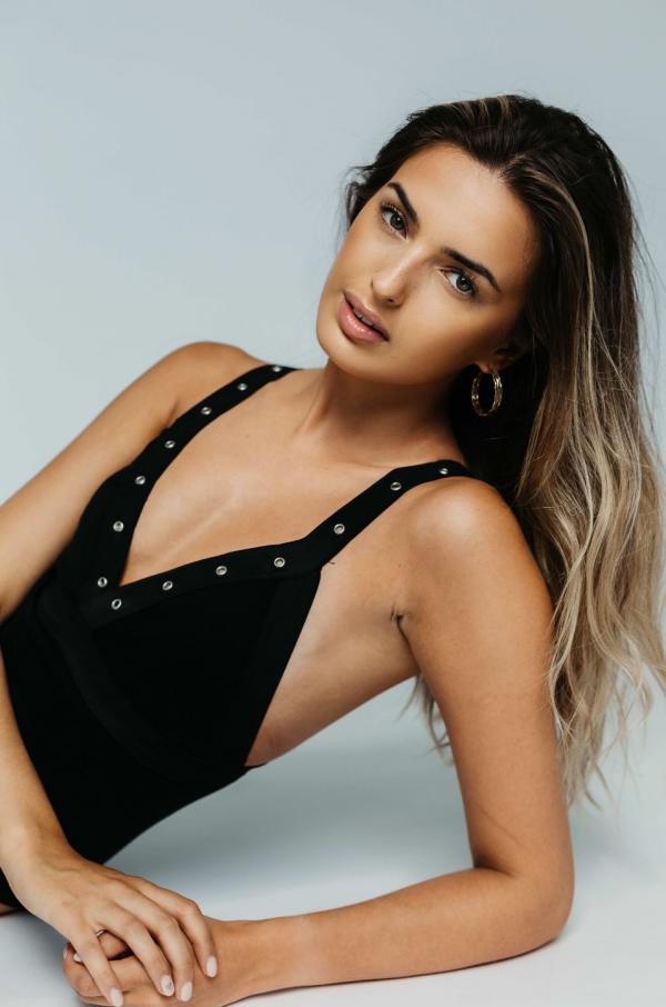 住宅外聚集大批英格蘭球迷,為女友安全擔憂,格拉利什被迫搬家!加盟曼城後,他能重塑當年小貝的輝煌嗎? 住宅外聚集大批英格蘭球迷,為女友安全擔憂,格拉利什被迫搬家!加盟曼城後,他能重塑當年小貝的輝煌嗎?