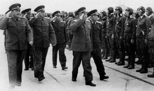 鄧小平任軍委主席,副主席是哪幾位? 鄧小平任軍委主席,副主席是哪幾位?