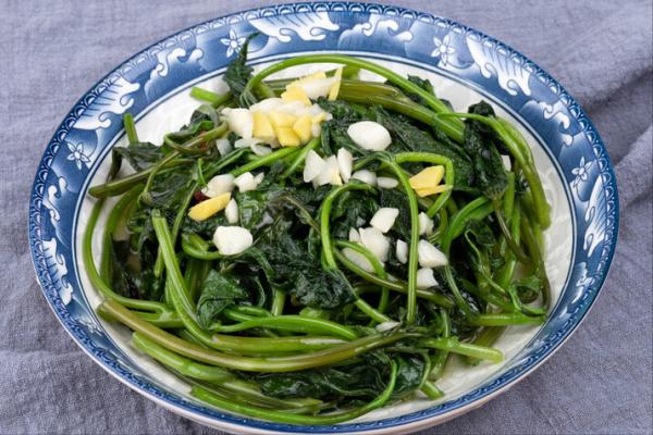 炒紅薯葉,要想脆嫩不發黑,不要直接下鍋炒,記住很關鍵的1步 炒紅薯葉,要想脆嫩不發黑,不要直接下鍋炒,記住很關鍵的1步