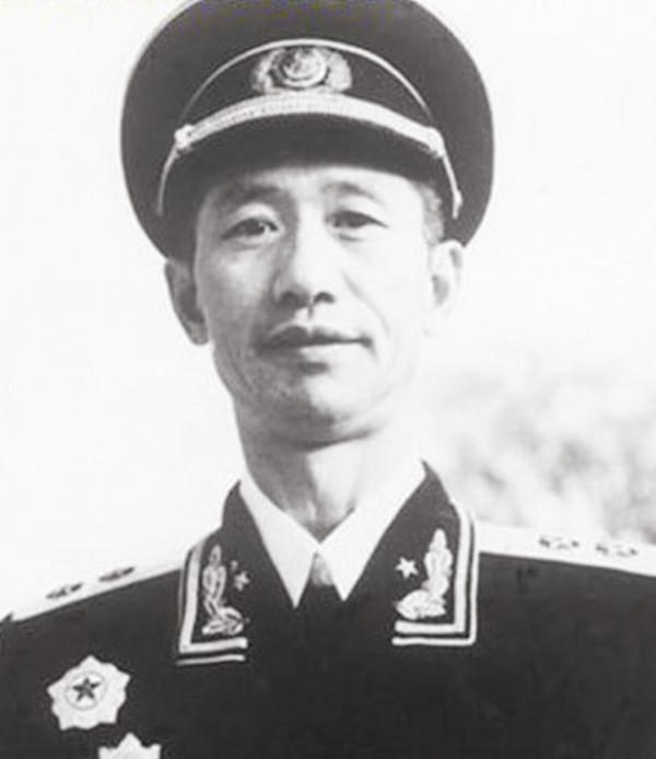 此人犧牲,全團官兵一起披麻戴孝,集體在遺像前下跪 此人犧牲,全團官兵一起披麻戴孝,集體在遺像前下跪