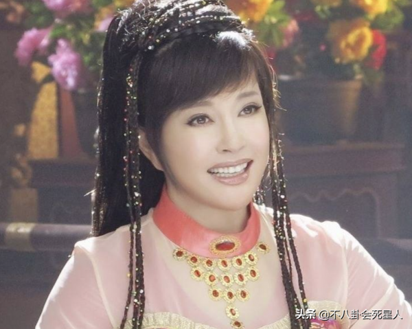 中年女星整容後遺症一堆！臉像鞋拔子，不敢做大表情，演戲沒法看