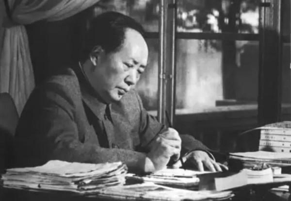 是誰第一個喊出“毛主席”的稱謂?他後來終生跟著毛主席 是誰第一個喊出“毛主席”的稱謂?他後來終生跟著毛主席